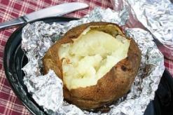 Cara memanggang kentang di dalam oven: dengan kertas timah, di rak kawat, di kulitnya, ditemani produk lainnya...