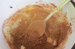 चॉकलेटपासून चमकदार मिरर ग्लेझ बनवणे