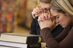 Gorąca modlitwa matki za swoje dziecko przystępujące do egzaminu
